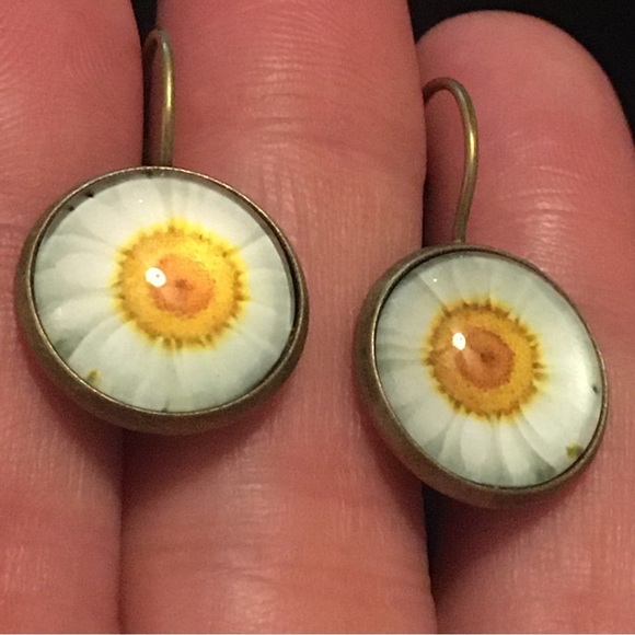 Cute Daisy Flower Earrings - Picture 2 of 6